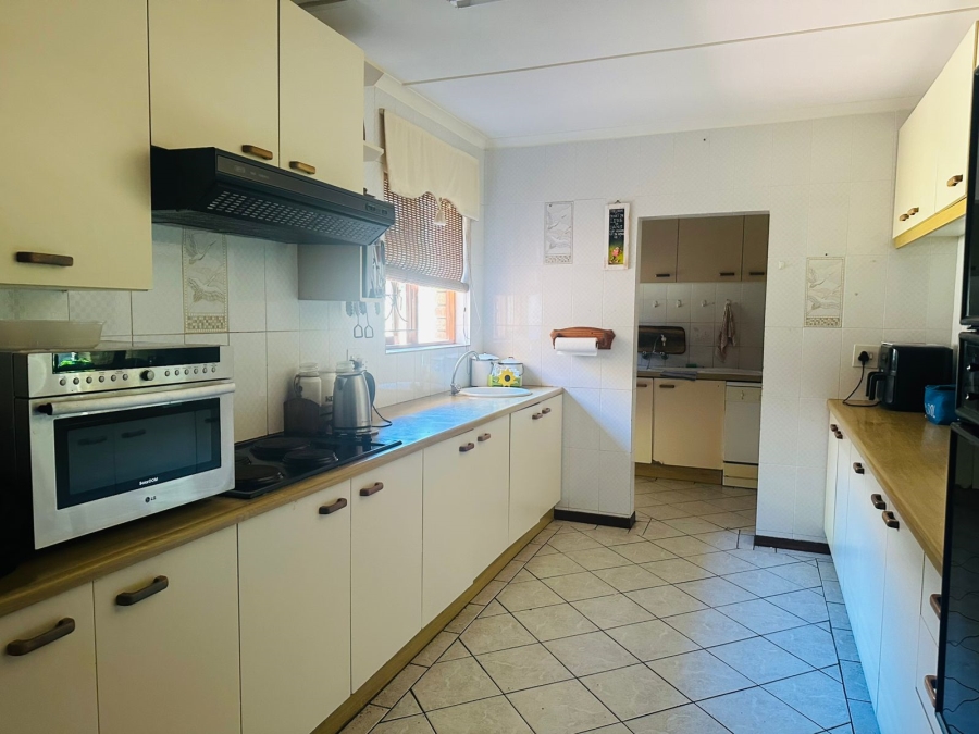 4 Bedroom Property for Sale in Glen Barrie Western Cape